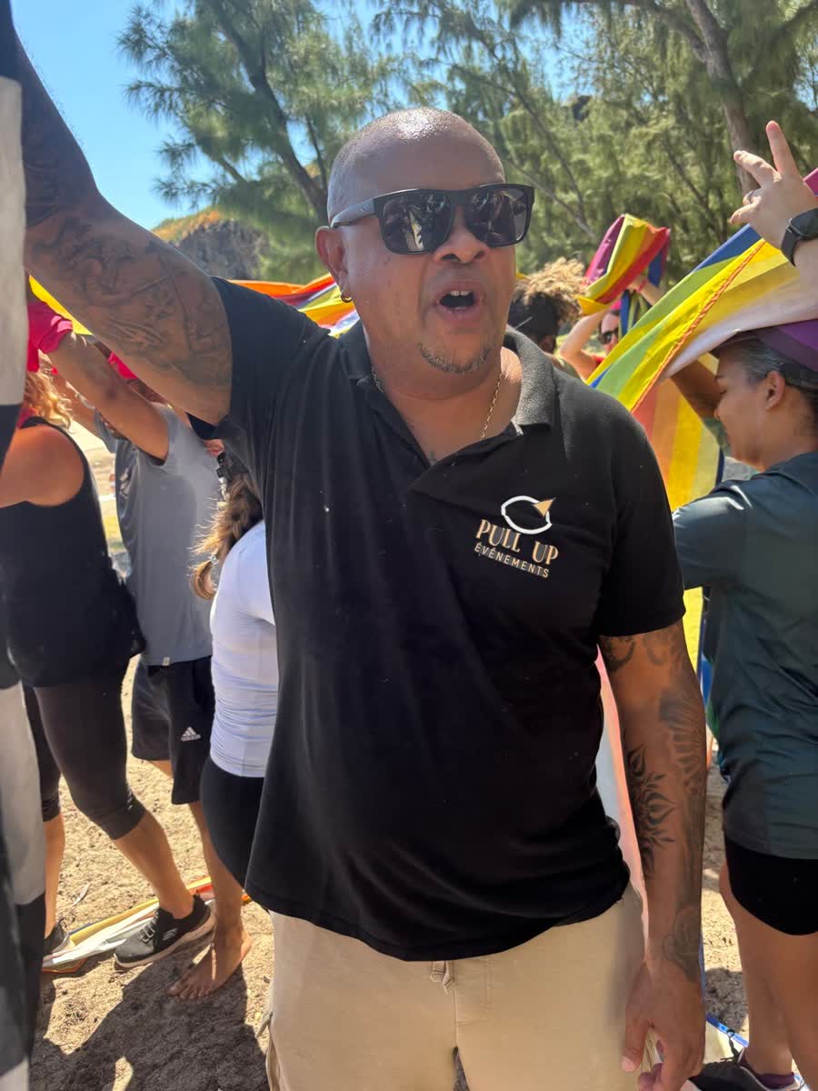 Benjam, chanteur réunionnais et animateur encadrant des team buildings Pull Up
