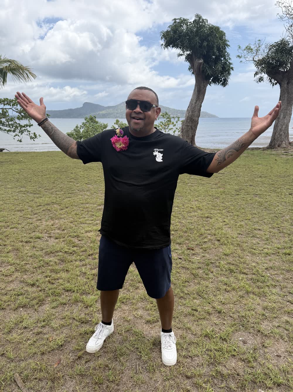 Benjam, chanteur, sur le site du team building de la CSSM à Mayotte