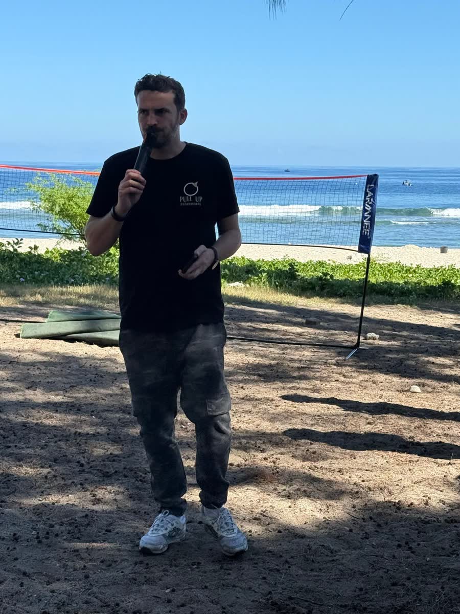 Romain, fondateur de Pull Up Événements, au micro lors d'un team building plage à La Réunion