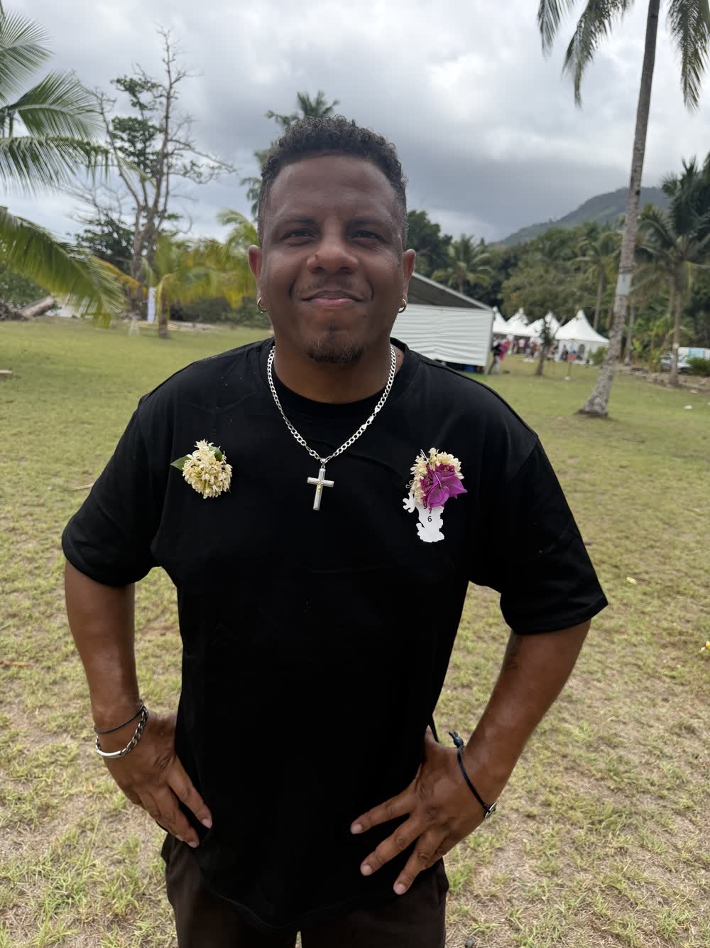 Titi le Comik, bras ouverts, sur la pelouse du team building de la CSSM à Mayotte