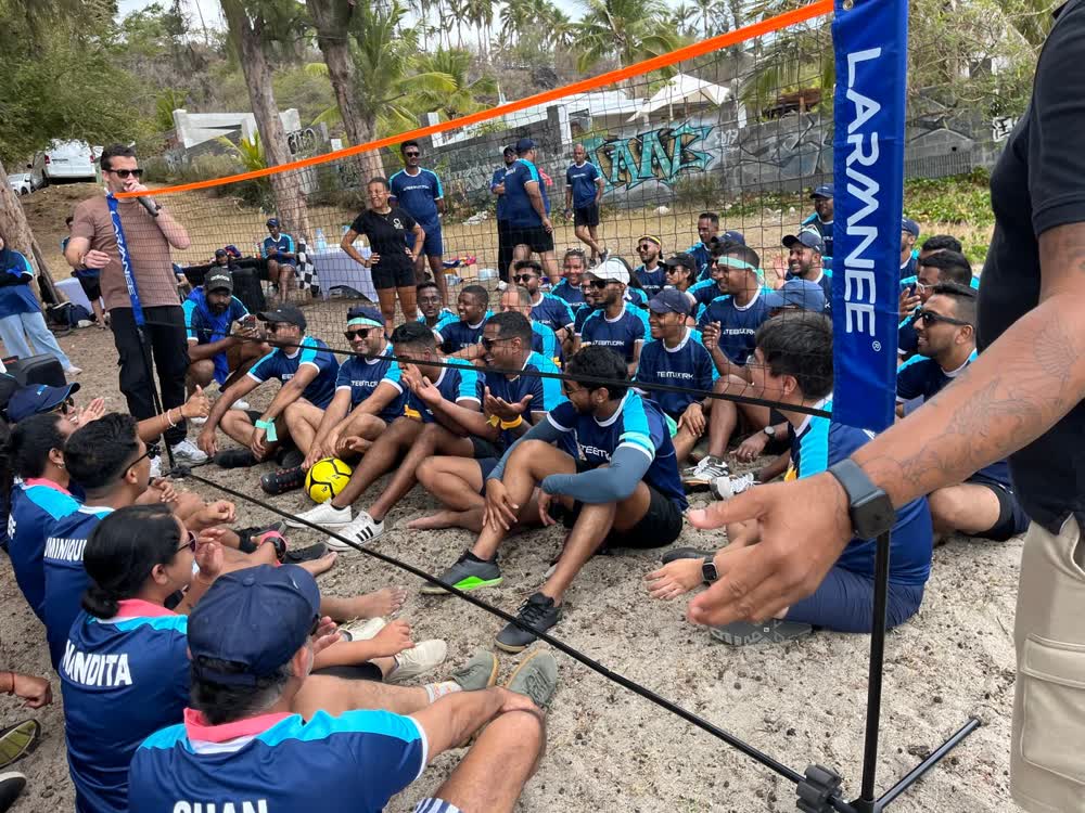Briefing des équipes avant un team building sur la côte de Saint-Paul à La Réunion