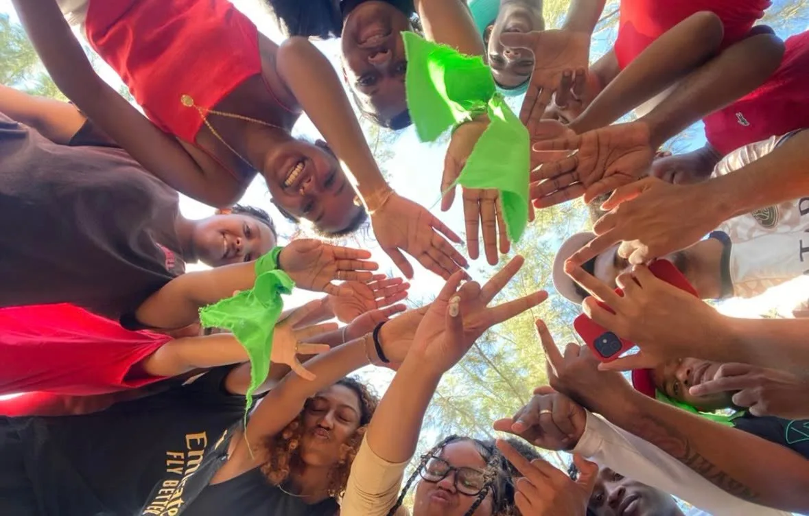 Mains d'équipe réunies au centre lors d'un team building à La Réunion