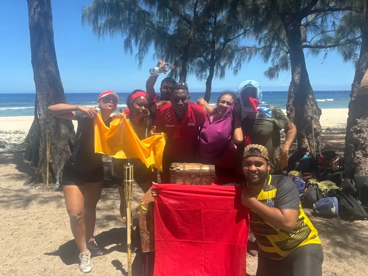 Équipe gagnante avec le coffre au trésor lors d'un team building à La Réunion