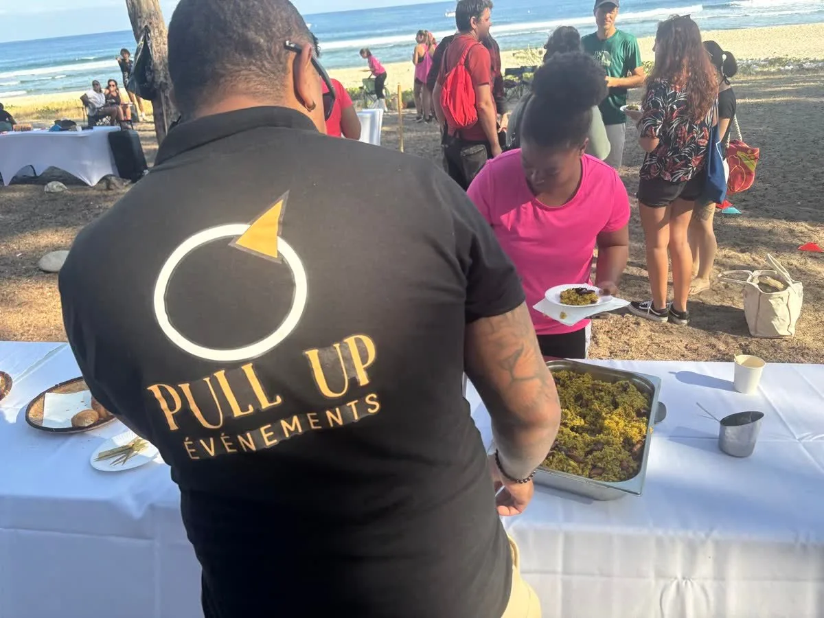 Service traiteur carry péi sur la plage lors d'un team building à La Réunion