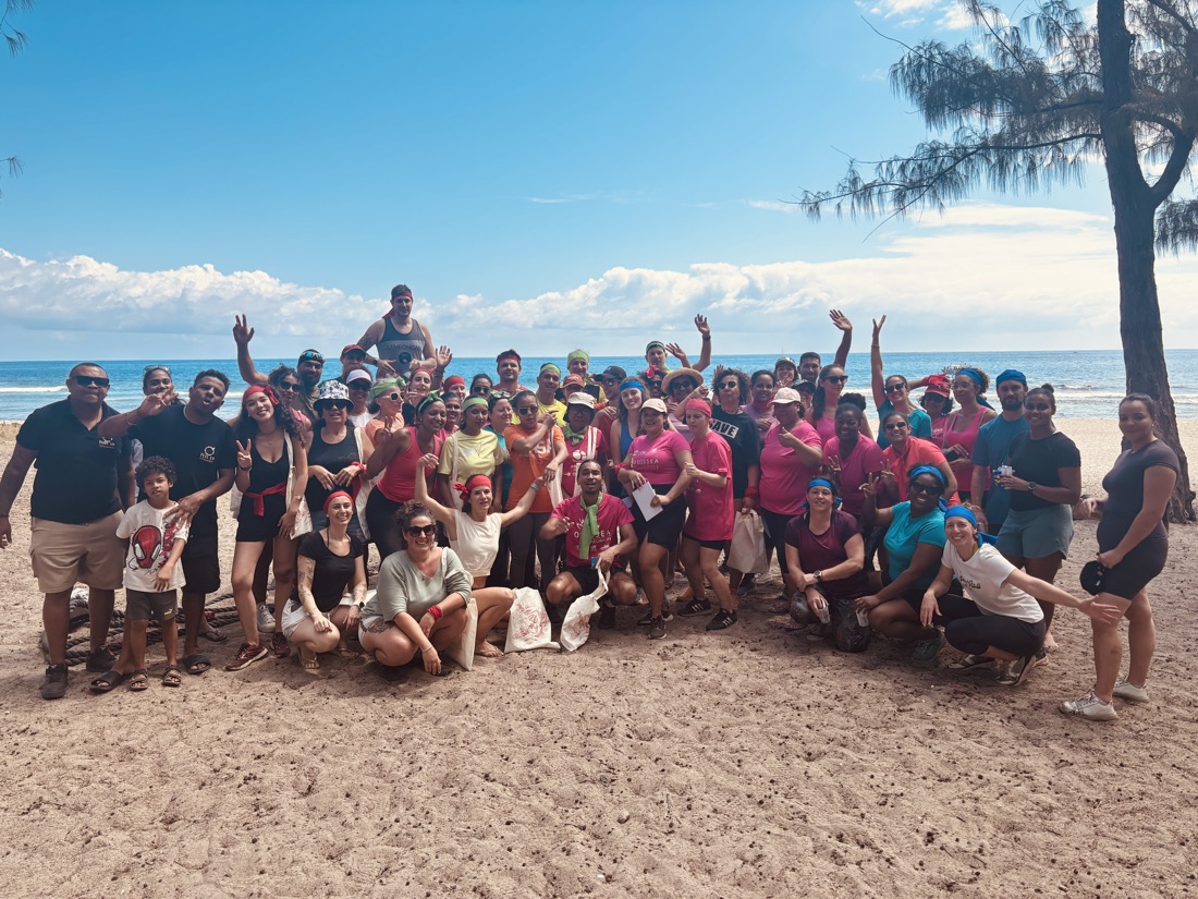Groupe d'une entreprise réunionnaise pendant un team building d'énigmes en extérieur