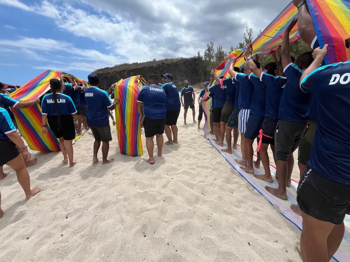 Jeux géants sur la plage pour un team building d'entreprise à La Réunion