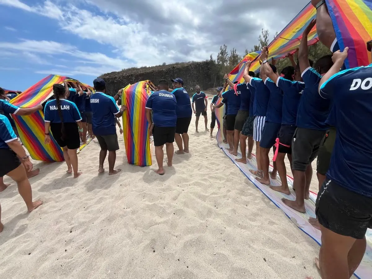 Koh-Lanta à Cap Homard : structures géantes sur la plage pour un team building à La Réunion