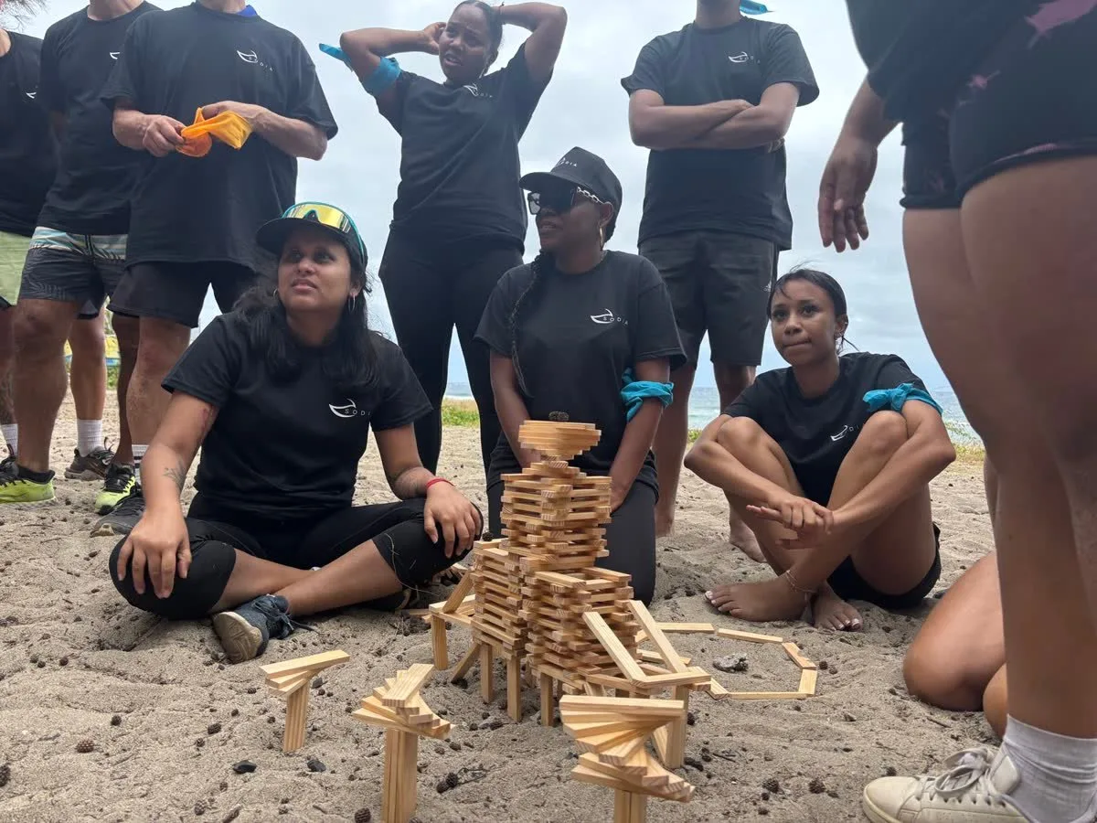 Défi artistique de construction en équipe lors d'un team building 974