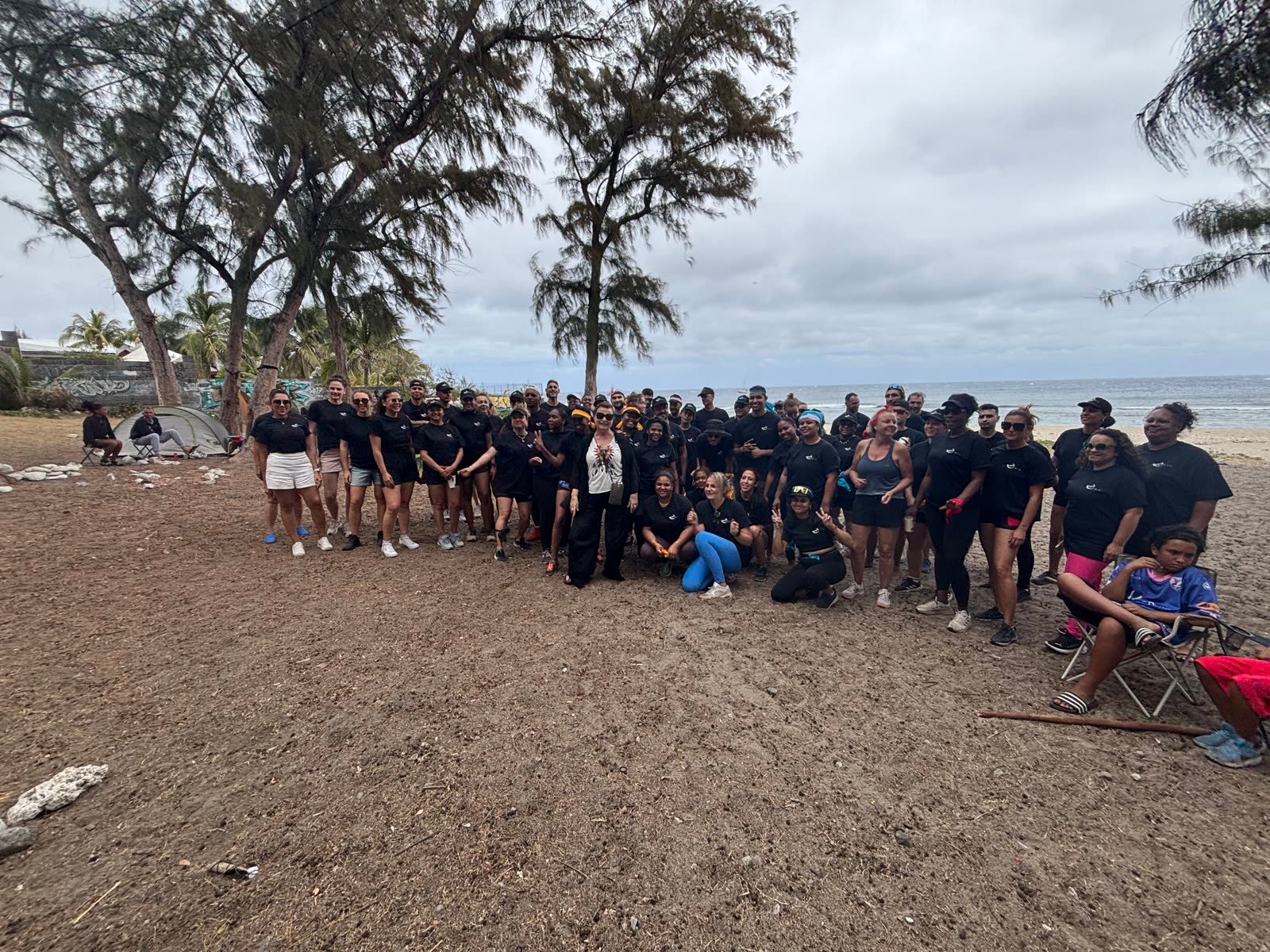 Équipes en pleine journée de cohésion sur une plage de La Réunion