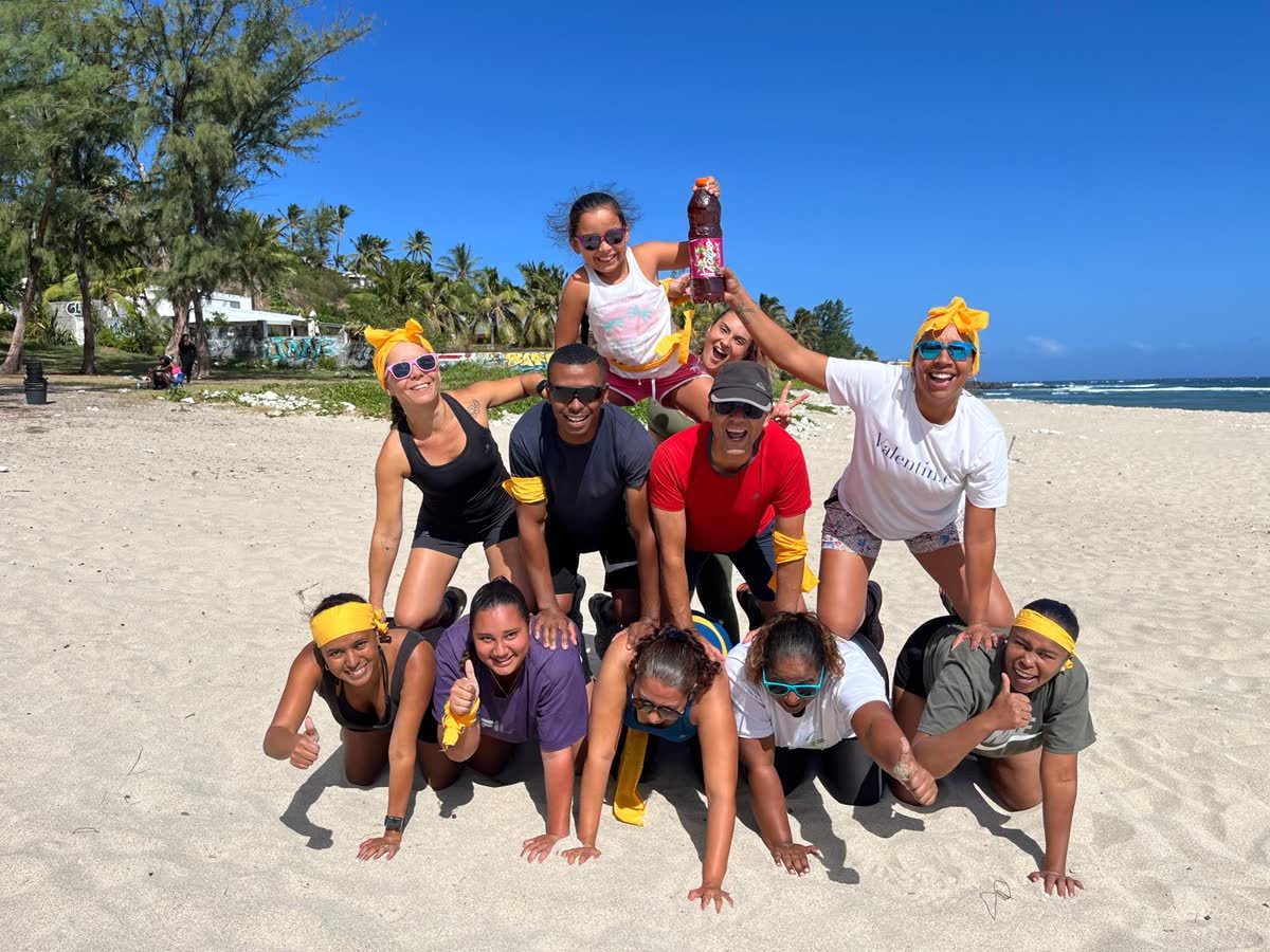 Pyramide humaine d'une équipe soudée lors d'un team building plage à La Réunion