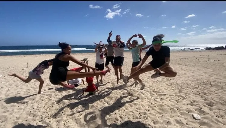 Saut groupé de la victoire sur la plage lors d'un team building 974