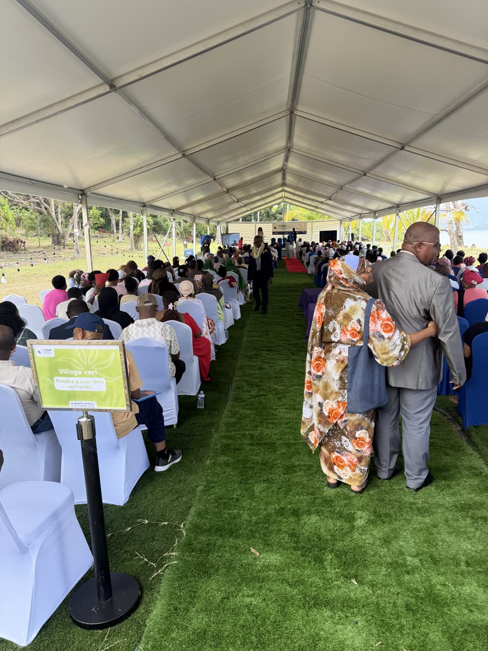Vue du chapiteau où plus de 400 agents de la Caisse de Sécurité Sociale de Mayotte assistent au lancement du team building