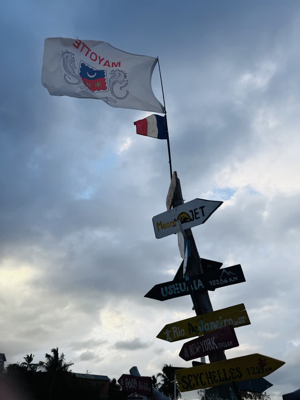 Drapeau de Mayotte et panneau de directions sur le site du team building de la CSSM