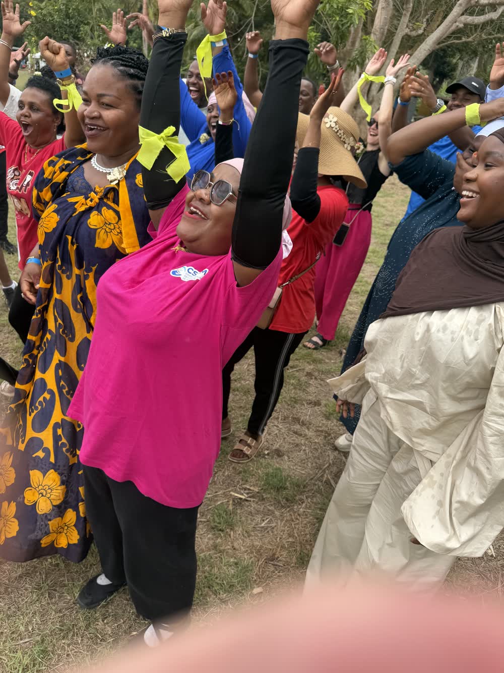 Agents de la CSSM bras levés pendant le final du team building à Mayotte