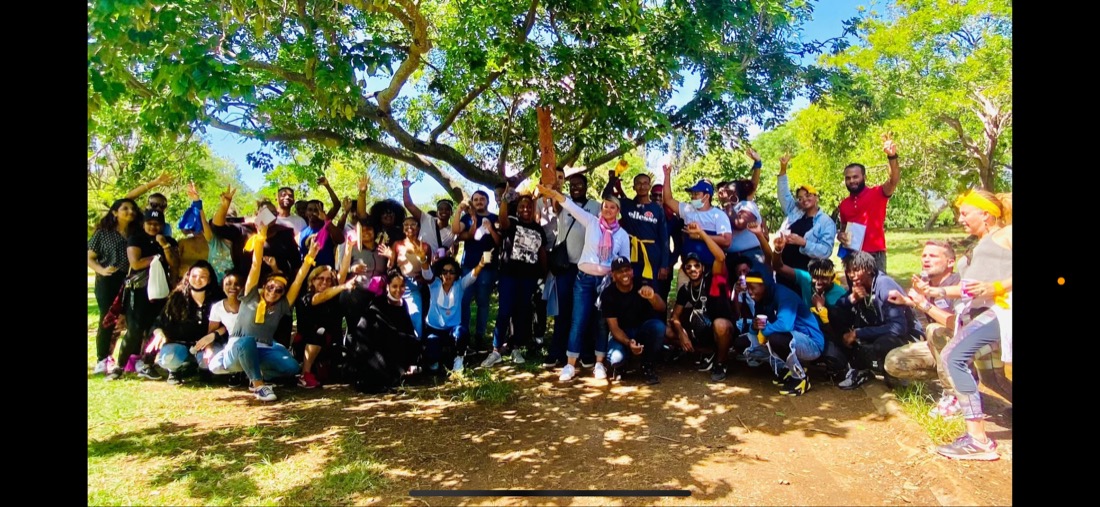 Photo de groupe d'une équipe d'entreprise dans un parc ombragé à La Réunion