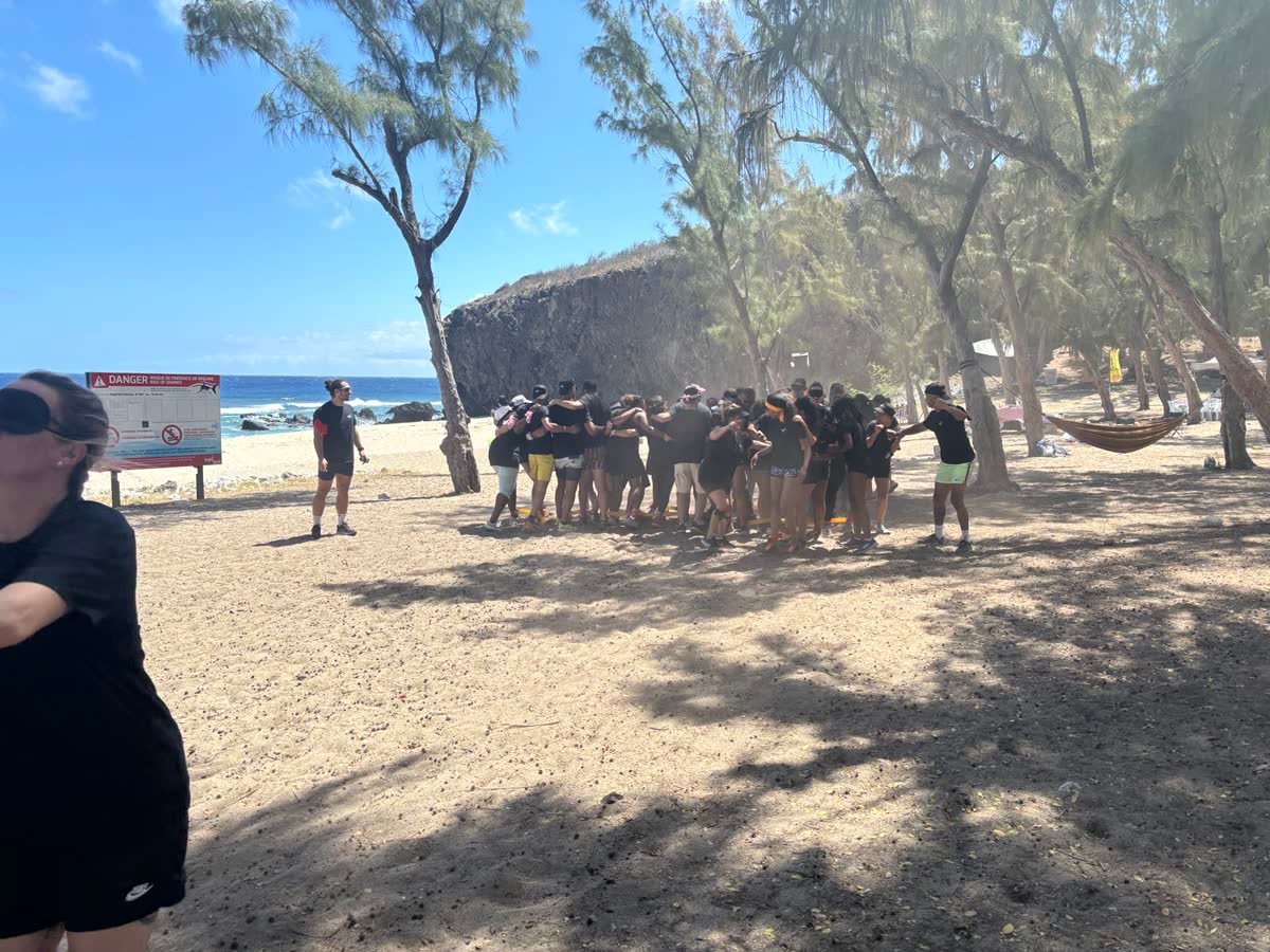 Activités de cohésion sous les filaos lors d'un team building à La Réunion