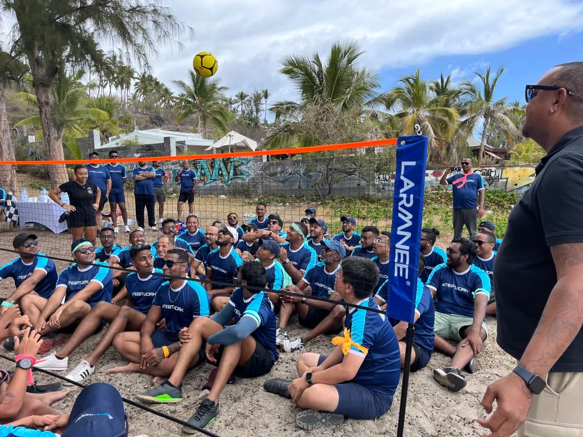 Équipes soudées lors de l'épreuve de la catapulte, team building plage à La Réunion