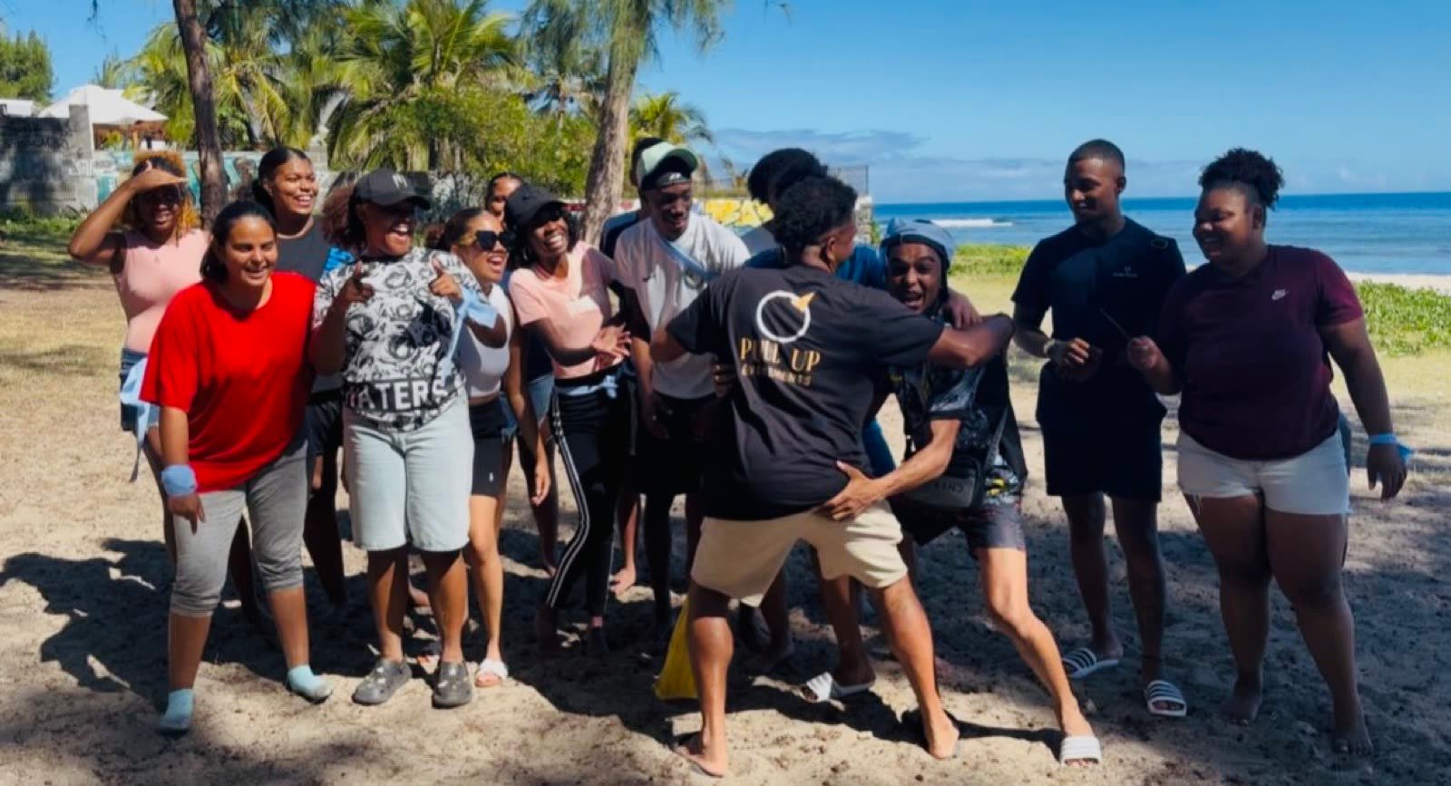 Participants hilares lors d'un team building sur la plage à La Réunion