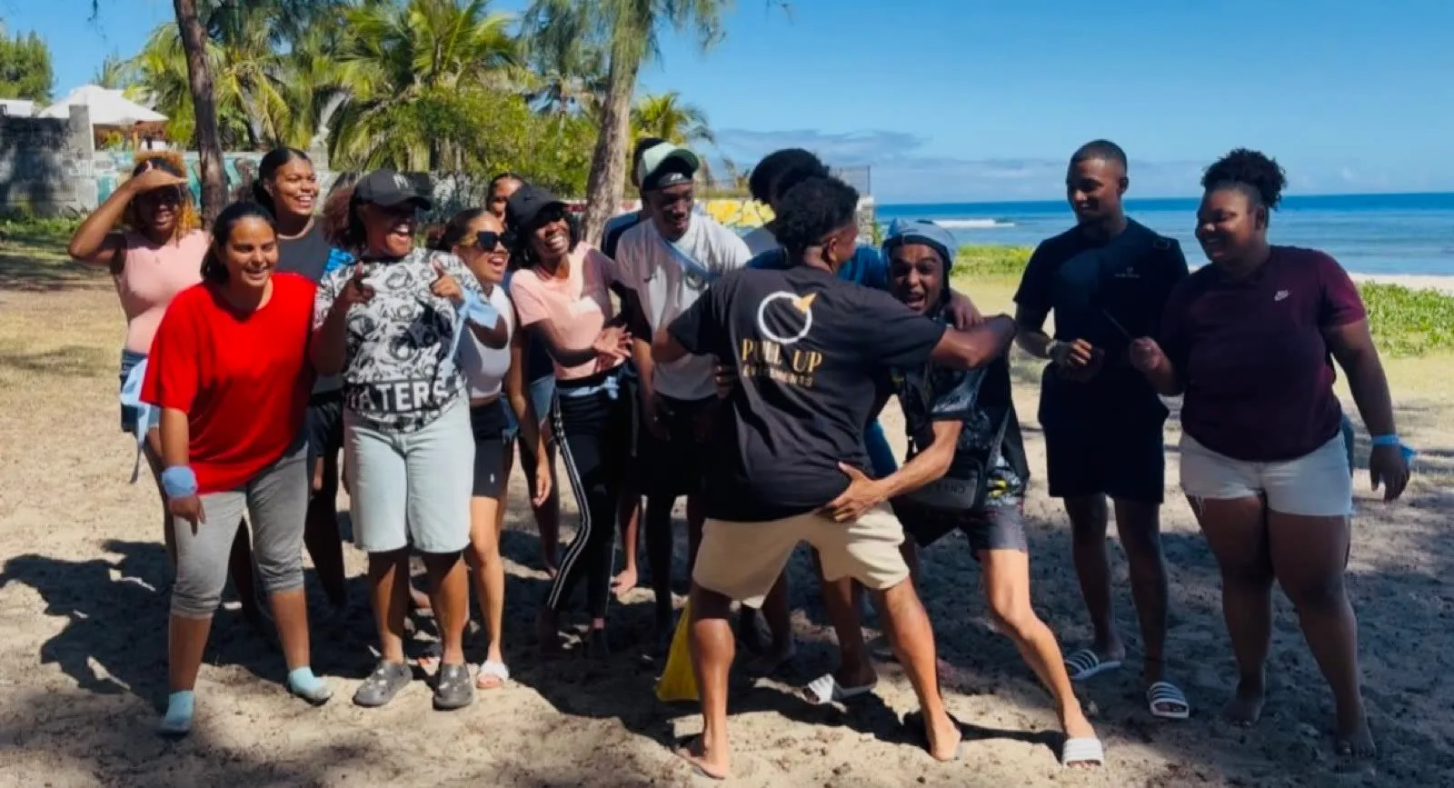 Participants hilares lors d'un team building sur la plage à La Réunion