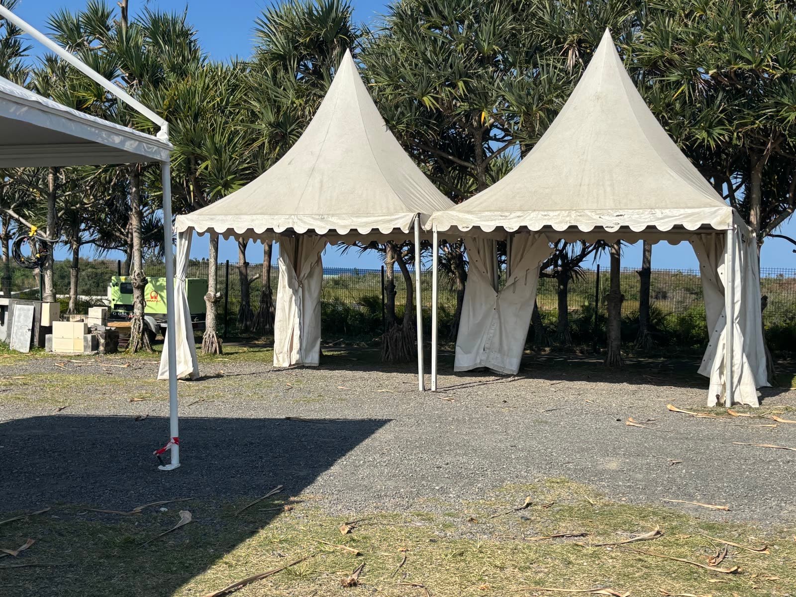 Tentes pagodes installées pour un événement d'entreprise en extérieur à La Réunion