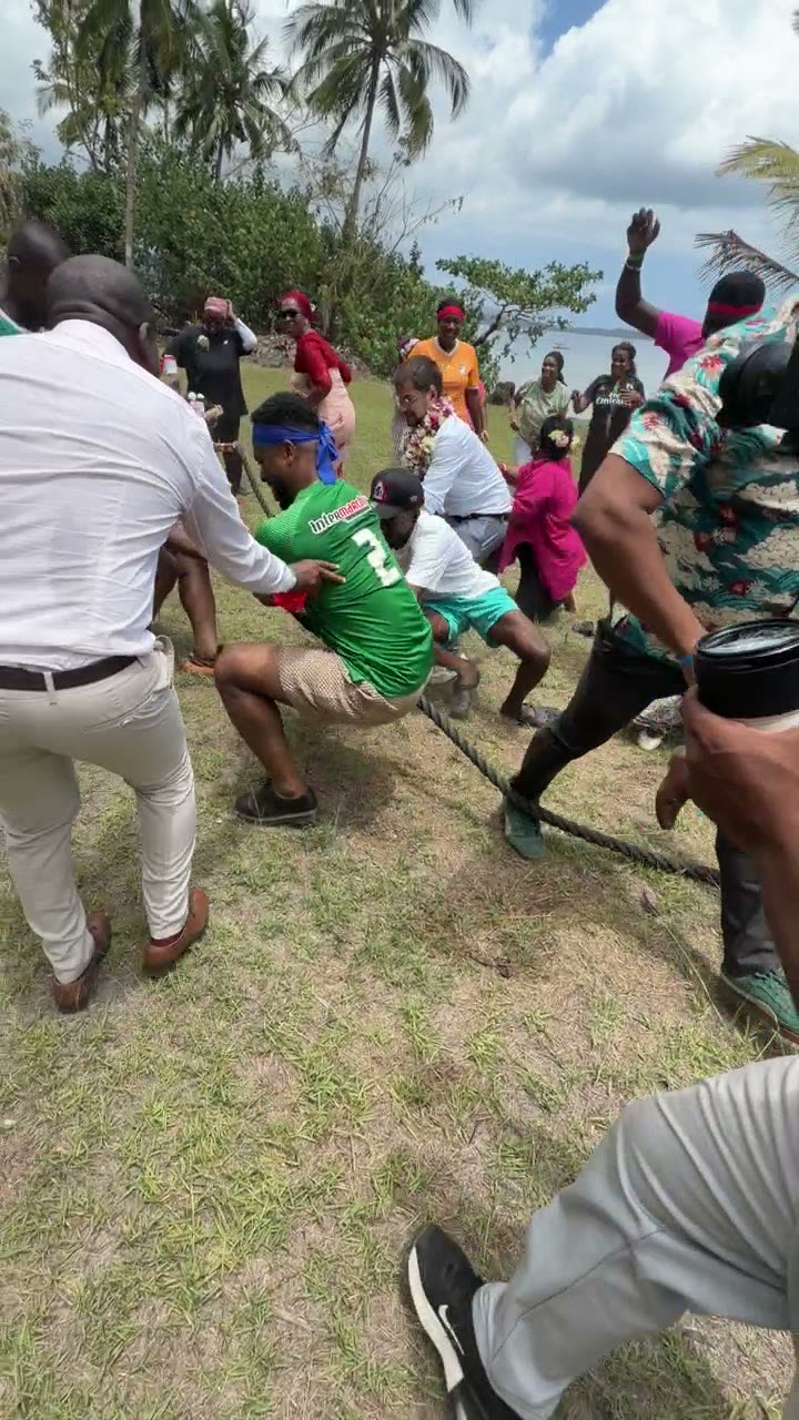 Épreuve de tir à la corde entre équipes d'agents de la CSSM pendant le team building à Mayotte