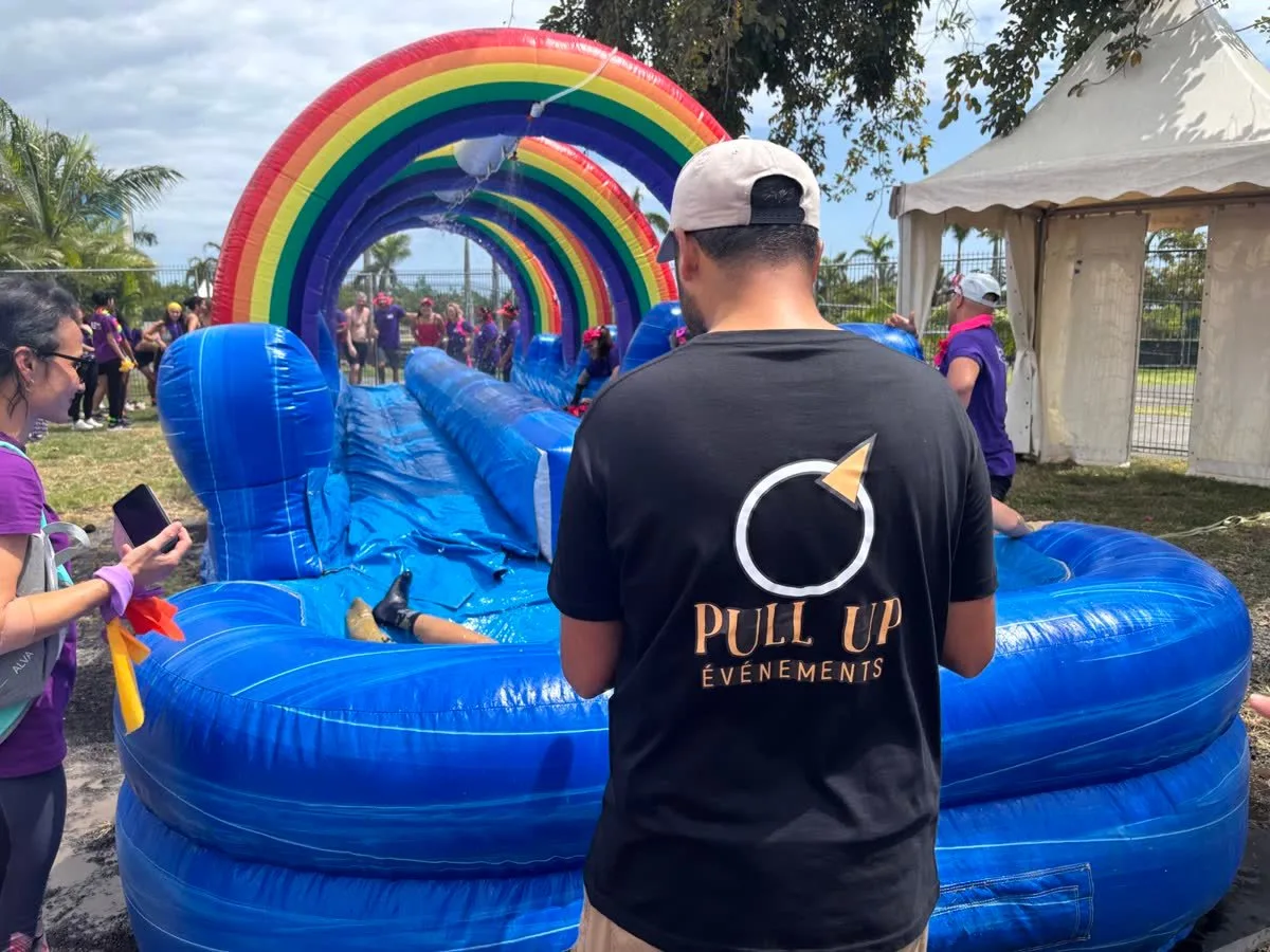 Ventriglisse géant arc-en-ciel installé pour un team building à La Réunion